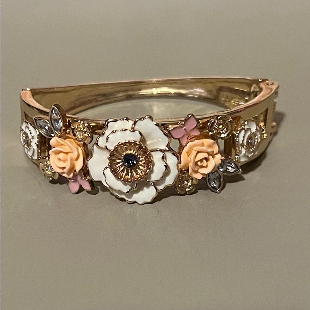 Beautiful Guess Floral Gold and White Bracelet